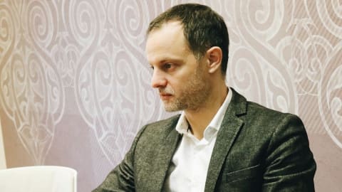 „Imádok nyakig benne lenni az írásban”
