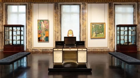 A New York-i Neue Galerie rendhagyó kiállítást rendezett