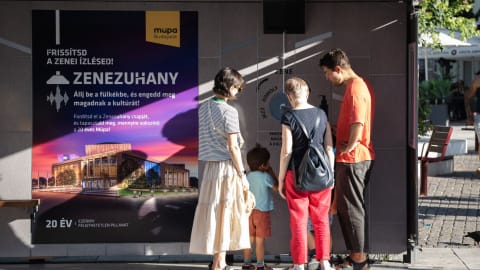 Zenezuhany és hangversenyterem a tűzfalon