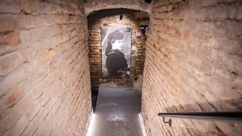 Prosperáló gyárigazgatók, ledér prostituáltak és a pesti gettó világa elevenedik meg Budapest egyetlen titkos múzeumában