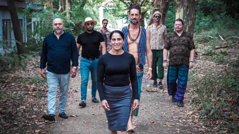 Kontinenseken átívelő zenei kalandozások és irodalom, mint közösségi élmény