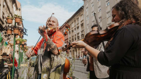A kritikai gondolkodás művészi formája, nyitott üzletek lehetőségei, a magyar film 125 éve és beszélgetések Esterházy Péterrel