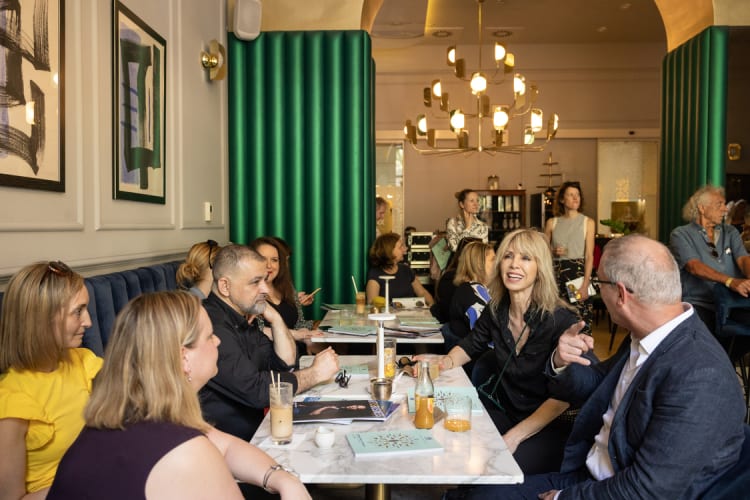 A képen Péterfy Bori színművész, Szűcs Attila festőművész, Rozgonyi-Kulcsár Viktória, a Jurányi Ház vezetője, Lukács Miklós cimbalomművész és Gáspár Anna művészeti menedzser, az esemény moderátora látható (fotó: Mohai Balázs)