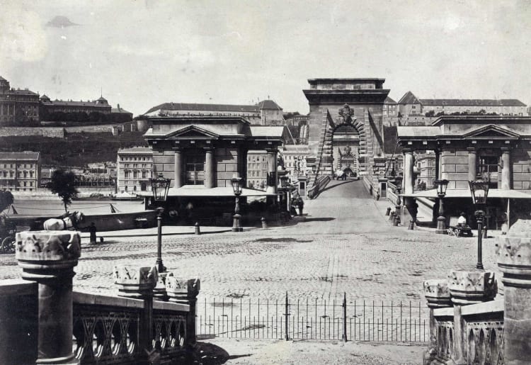 Széchenyi István (Ferenc József) tér, a Széchenyi Lánchíd és a budai Vár a koronázási dombról nézve. A felvétel 1873 körül készült. (forrás: Fortepan / Budapest Főváros Levéltára / Klösz György fényképei)