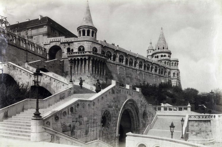 Halászbástya, Schulek-lépcső, balra fent az egykori jezsuita kollégium, ma a Hilton Szálló van a helyén. A felvétel 1902 után készült (forrás: Fortepan / Budapest Főváros Levéltára / Klösz György fényképei)