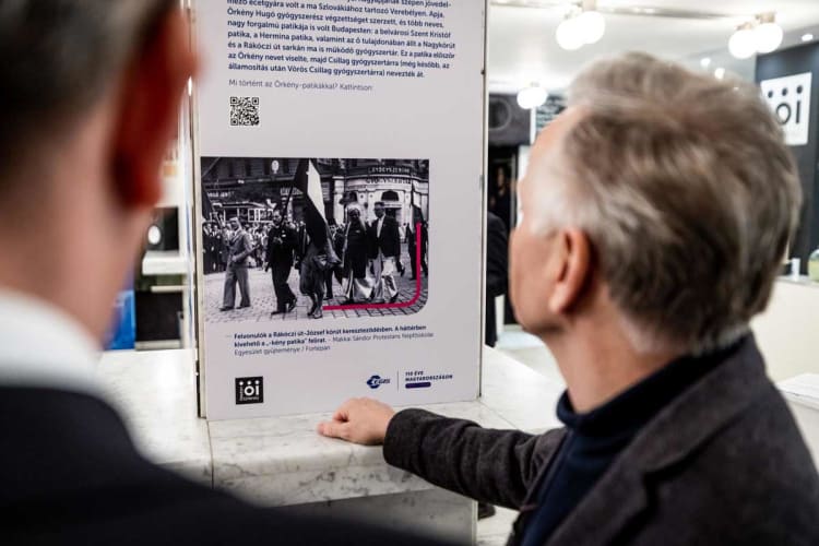 Az Örkény Színházban rendezett kiállítás tablója (forrás: az Egis Gyógyszergyár Zrt. Facebook-oldala)