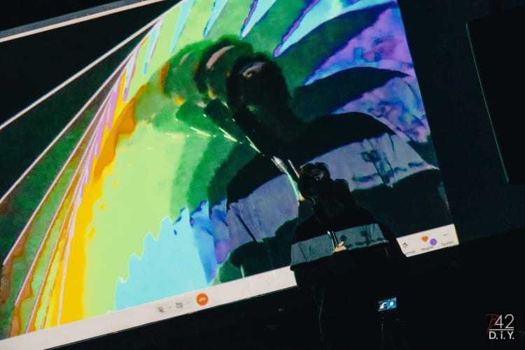 Mendel Péter: Felhívjuk kedves nézőink figyelmét! (forrás: a Freeszfe Facebook-oldala)