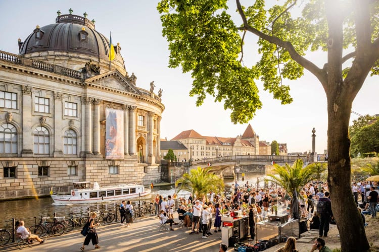 A Bode Múzeum és a Monbijoupark a Múzeum-szigeten (forrás: Dagmar Schwelle / GNTB)