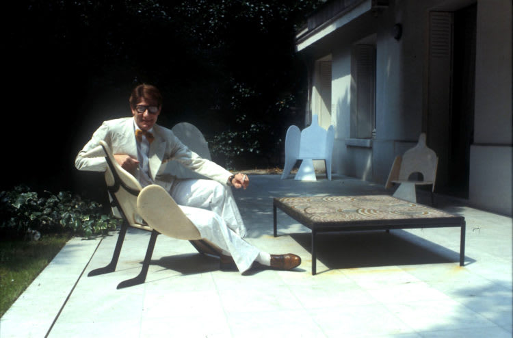 Yves Saint Laurent a kertjében, a rue de Babylone 55 szám alatt, Párizs, 1978 (fotó / forrás: Guy Marineau / Musée Yves Saint Laurent Paris)