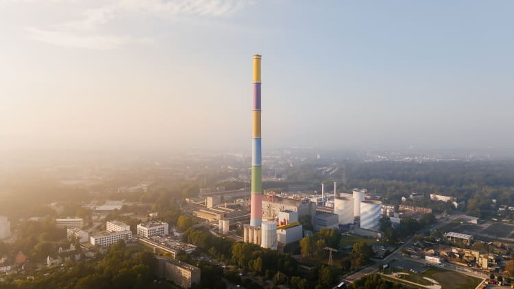 Chemnitz Esse: a Chemnitz Nord kombinált hő- és villamosenergia-üzem torony színes festése 2017-ben készült el. A francia művész, Daniel Buren a torony külsejét színes, geometrikus mintákkal díszítette (fotó: Johannes Richter)