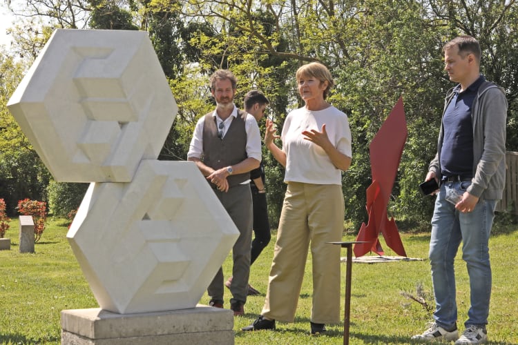 Tóth Pál Sándor és Topor Tünde, a zsűri két tagja, előtérben a győztes pályamű 