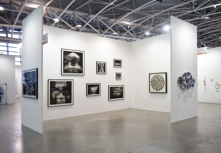 A Molnár Ani Galéria standja a torinói Artissimán 2024-ben, Radenko Milak és Carlos Aires a Dialogue szekcióban (fotó: Molnár Ani Galéria)