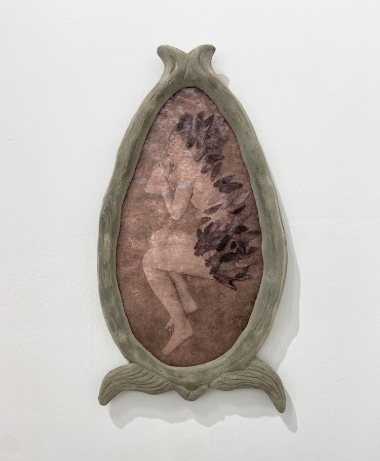 Mendreczky Karina: Embrió póz, 2024, beton, papírkollázs, katedrál üveg, fa, 41 x 24 x 1 cm (Reszegi Judit gyűjteményében, forrás: Reszegi Judit)