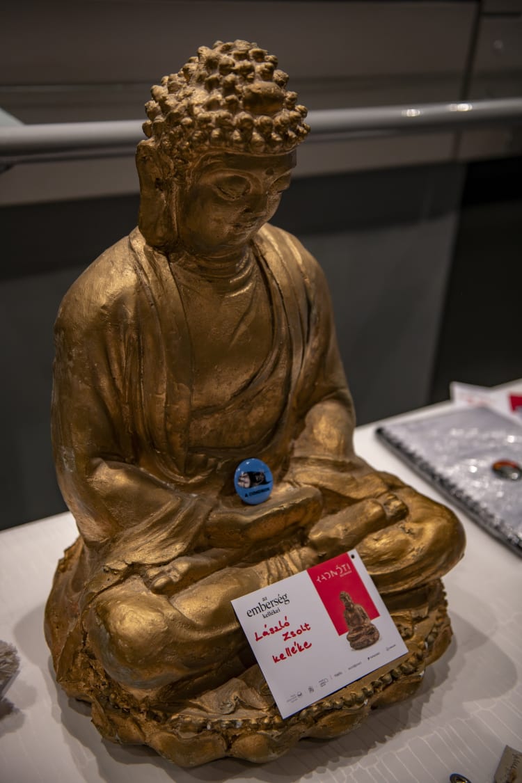A gondnok című előadás aranyozott Buddha szobra (fotó: Bácsi Róbert László)