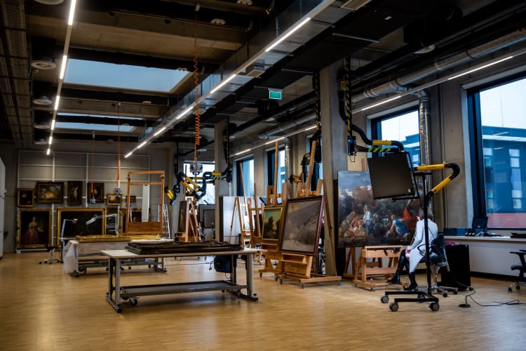 Munka az Országos Múzeumi Restaurálási és Raktározási Központban