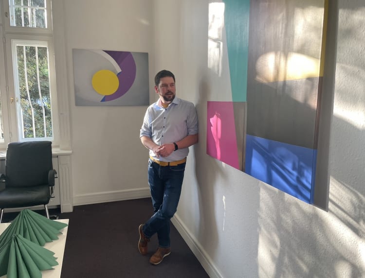 Valkó Dávid a kiállításmegnyitón (forrás: SBGK Ügyvédi és Szabadalmi Iroda)