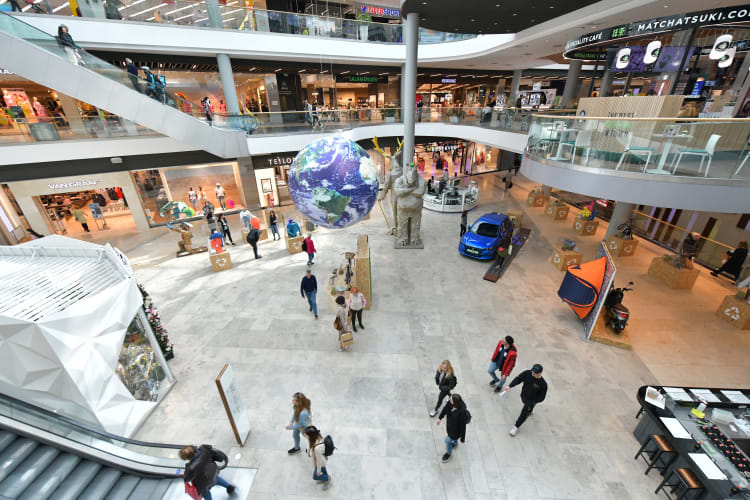 Látogatók az Allee bevásárlóközpont néhány évvel ezelőtti környezetvédelmi kampánya részeként létrehozott kiállításon (forrás: Allee bevásárlóközpont)