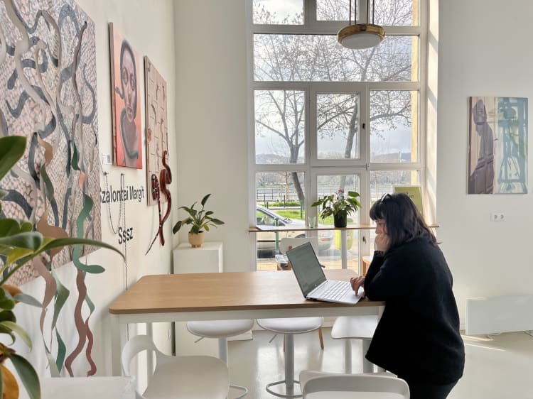 Radics Panka a Youngart galériájában, a falakon Szalontai Margit alkotásai (a szerző felvétele)