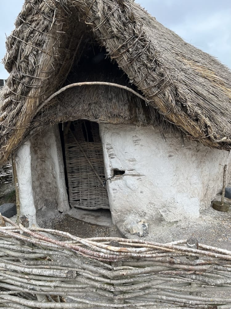 A közeli falu egyik épülete