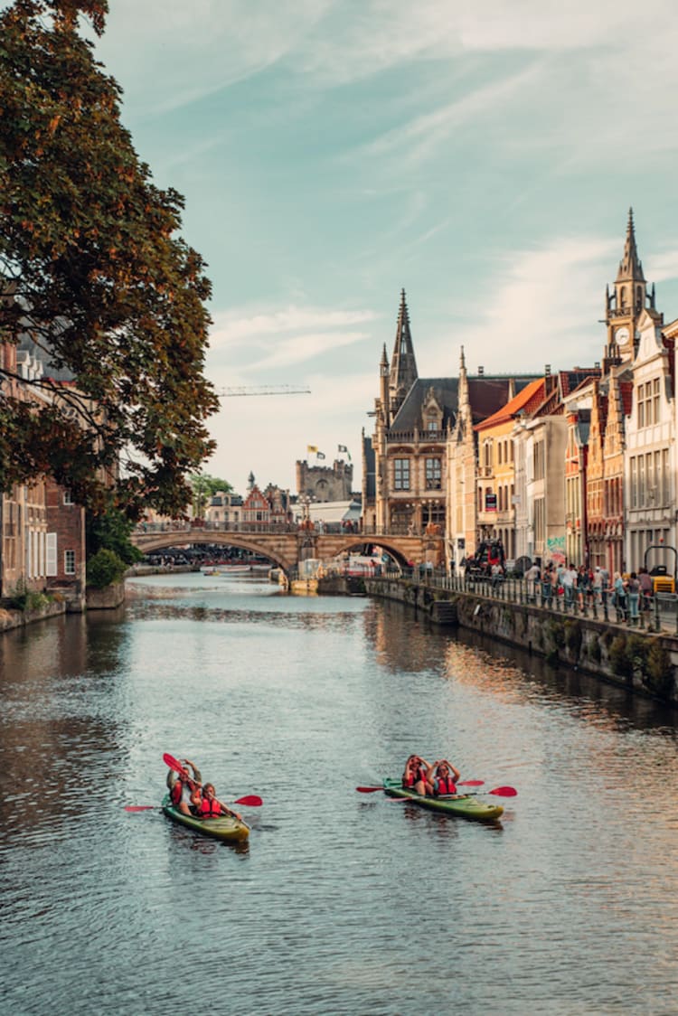 Nem érdemes kihagyni az evezést sem, ha Gentben járunk (forrás: Visit Gent)