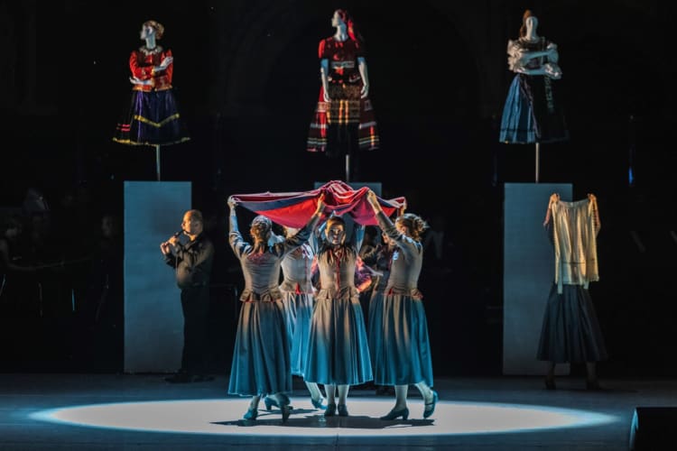 Részlet a Magyar Állami Népi Együttes Magyar rapszódia című előadásából (forrás: Nemzeti Táncszínház)