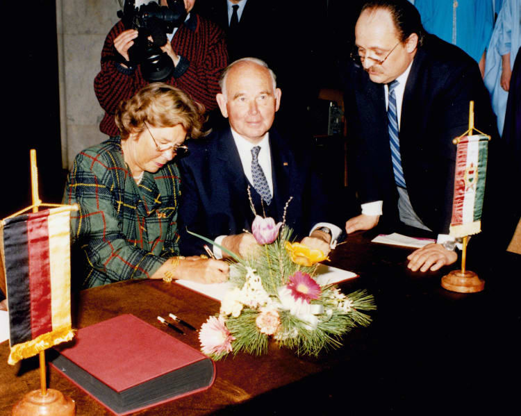 A Ludwig Múzeum alapításáról szóló szerződés aláírása (Irene és Peter Ludwig, Bereczky Lóránd), 1989. március 21. (fotó: Az aacheni Ludwig Stiftung archívuma)