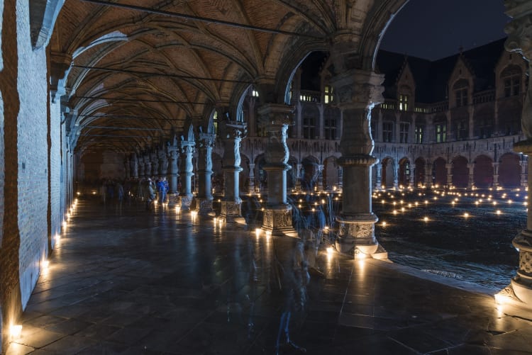 Éjszakai fényinstalláció a Musée de la Vie wallonne történelmi udvarán, Liège-ben (fotó: JM Léonard, forrás: Visit Ardenne)