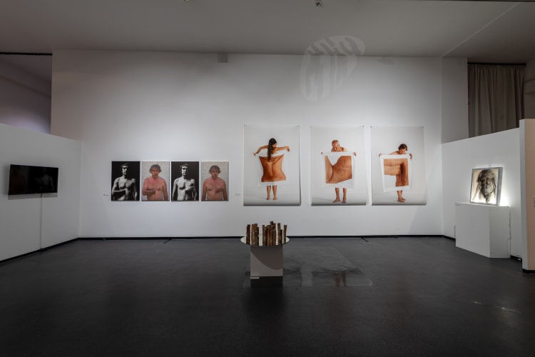 Részlet a LOKART 3.0 tárlatából az m21 Galériában. A falon (balról jobbra) Pinczehelyi Sándor, Meltem Isik és Göbölyös Luca alkotásai