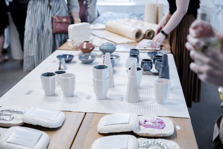 A Business Community tagjai a MOME diplomakiállításán közelebbről ismerkedhettek meg a hallgatók munkáival (fotó: Lakos Máté)