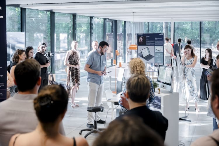 ,A Business Community tagjai a MOME diplomakiállításán közelebbről ismerkedhettek meg a hallgatók munkáival (fotó: Lakos Máté)