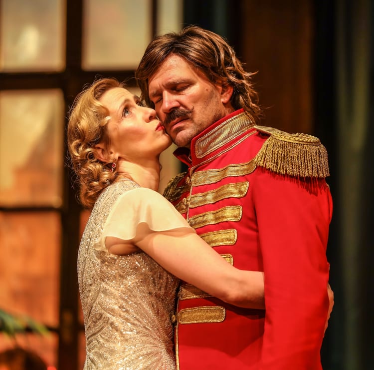 Balsai Móni és Schmied Zoltán A testőr című darabban (fotó: Horváth Judit)