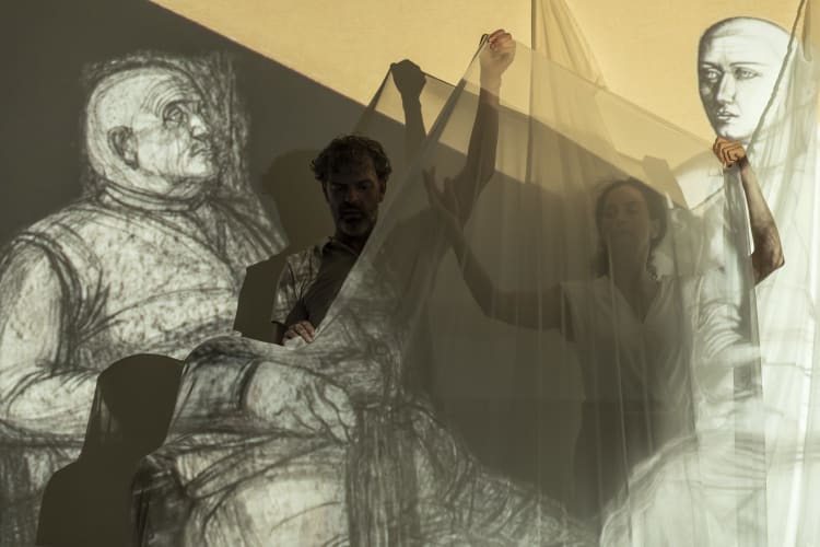 Gesztelyi Nagy Csilla és Gergye Krisztián az „Azt a feketét ki kellett festeni” – egy életmű anatómiája című összművészeti performansz előadásában (fotó: Deim Balázs)