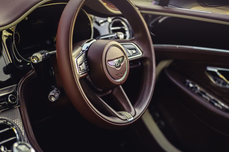 Bentley belső tér – kézzel varrott bőr kormánykerék és nemes anyagok