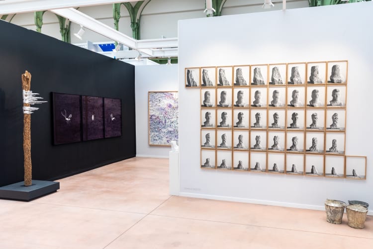 Az Einspach &amp; Czapolai Fine Art standja a Paris Photo művészeti vásáron 2024-ben, Dezső Tamás műveivel (forrás: Einspach &amp; Czapolai Fine Art)