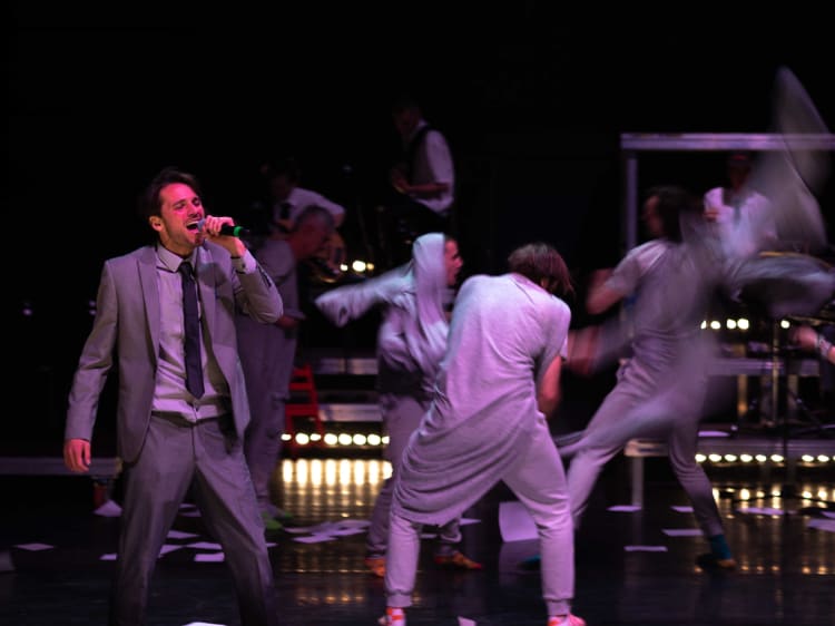 Jelenet a Katona József Színházban játszott Rókonokból (fotó: Stark D. Zoltán)