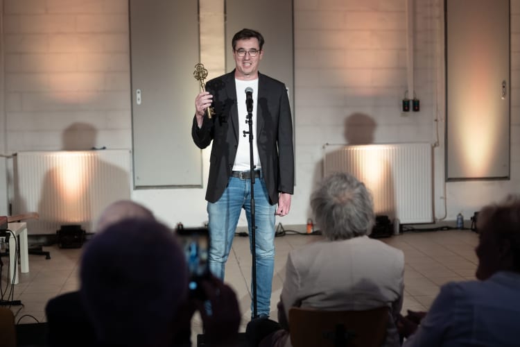 Karácsony Gergely főpolgármester az épület kulcsával