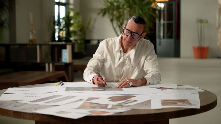 A dizájner munka közben (forrás: Karim Rashid)