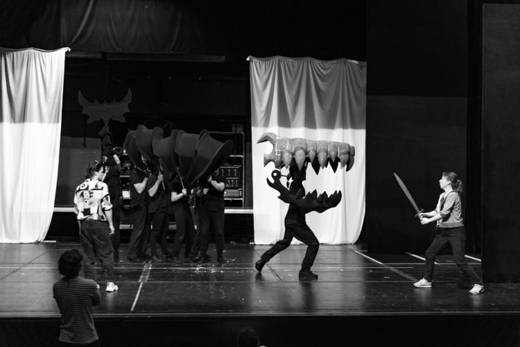 A bábszínház művészei A sárkányfutó átka című darabot próbálják