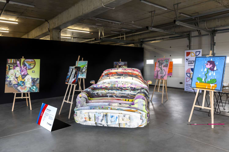 Az autó, mint vászon a youngart galériában (forrás: Porsche Centrum Budapest)