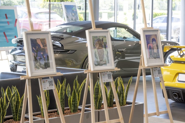 Részlet az MKE Porsche Classic Art ösztöndíjprogram nyerteseinek kiállításából. A tárlatnak a Porsche Centrum Budapest szalonja adott otthont 2015-ben (forrás: Porsche Centrum Budapest)