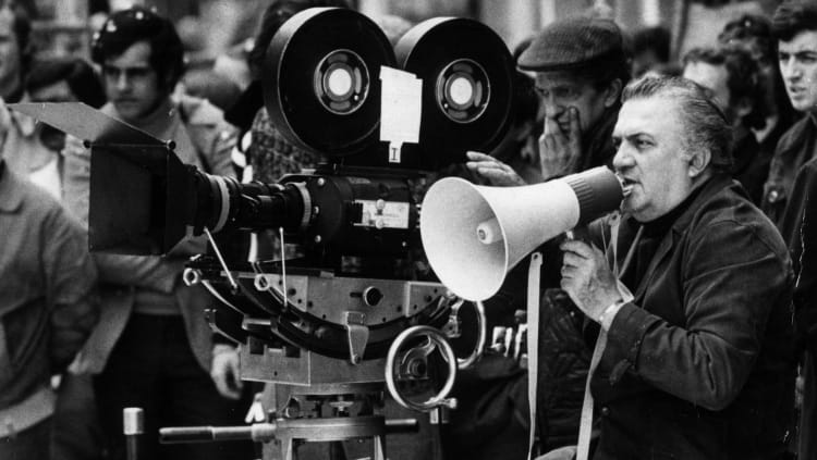 Federico Fellini a Cinecittàban (forrás: Rino Petrosino/Mondadori)
