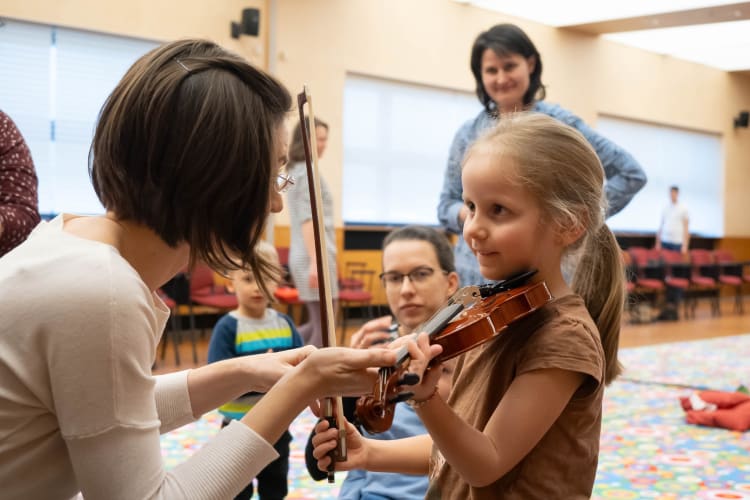 Résztvevők a zenekar kisgyerekeknek szóló Babzsák programján (forrás: Pannon Filharmonikusok)