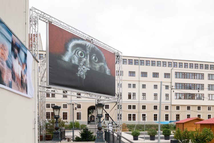 Berkes Dorka: Oh My God / Ó istenem című munkája a Merlin előtt (fotó: Réthey-Prikkel Tamás)