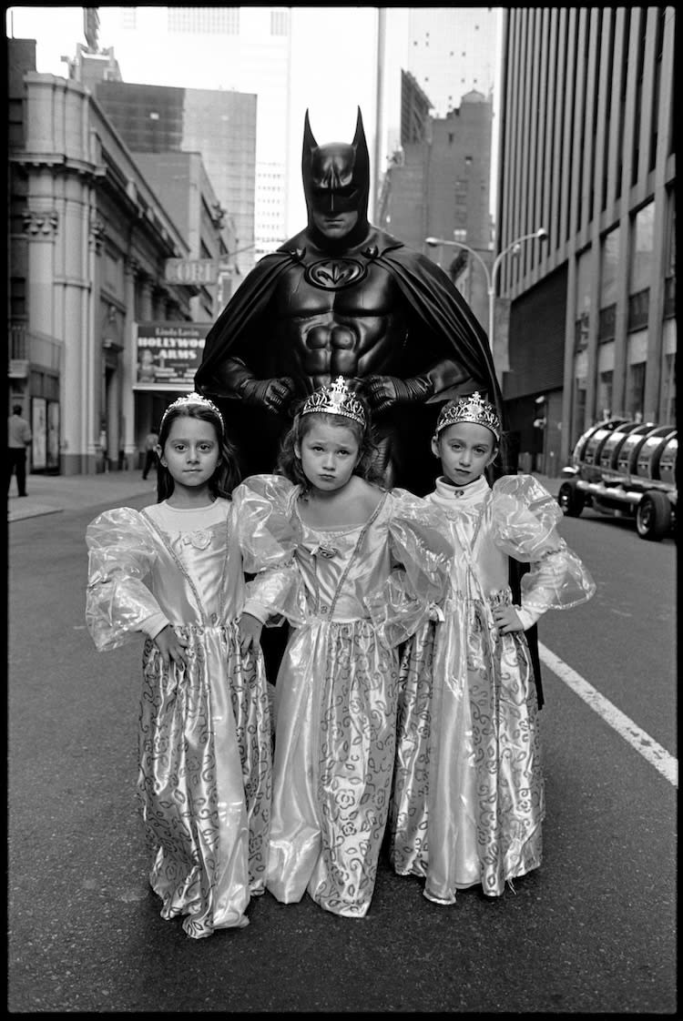 Mary Ellen Mark: Batman és a kis Barbie-k, Toys R Us ünnepi felvonulás, USA, 2002 (forrás: Mai Manó Ház)