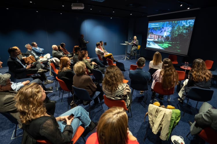 Mátray Csenge előadást tart, a kivetítőn az egri Agria Park (fotó: Pixolar Photography)