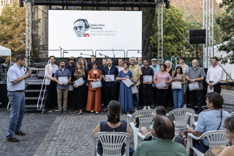 A 2025-ös pályázat díjazottjai, a zsűri tagjai és a szervezők a 2025. augusztus 20-i Protestáns Sokadalom rendezvényen (fotó: Hurta Hajnalka)