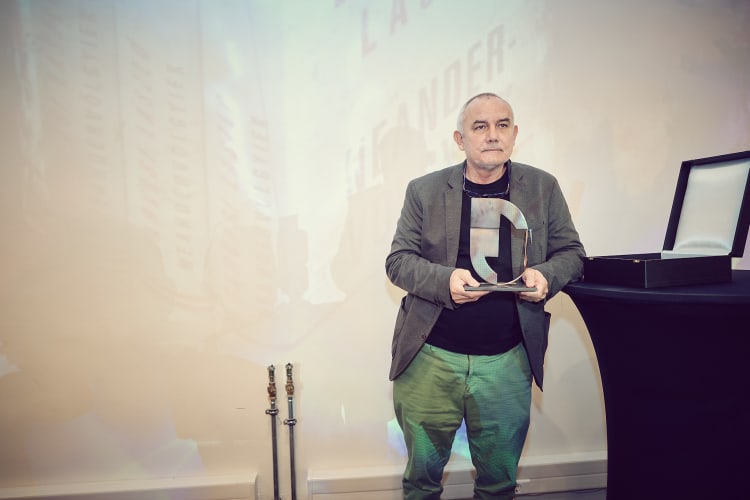 Neandervölgyiek című művével Darvasi László nyerte el 2025-ben az első alkalommal átadott Esterházy Irodalmi Díjat, amelyet a szakmai zsűri hét döntőbe jutott alkotás közül talált a legjobbnak (forrás: Esterházy Magyarország Alapítvány)