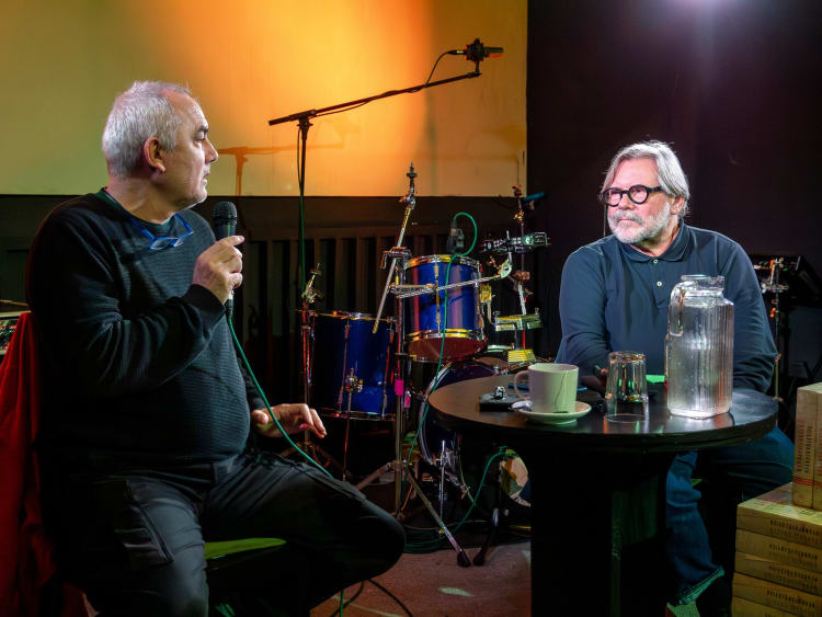 Sz. Bíró Zoltánnal a Neandervölgyiek bemutatóján a Grand Café Szegedben 2025 áprilisában (Fotó: TPZ)