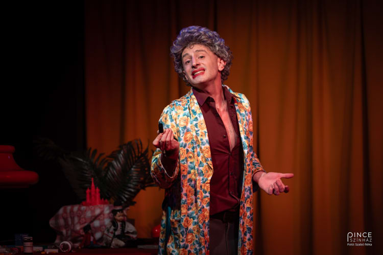 Az Anya csak egy van című darabban (fotó: Szabó Réka)