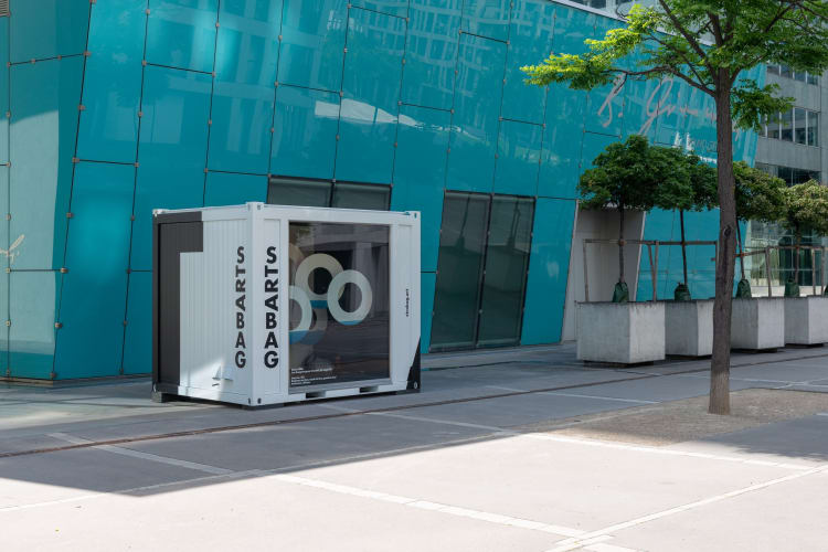 STRABAG ART konténer a cég bécsi székháza előtt, rajta az 1999-ben díjazott Barbara Höller munkájával (fotó: Rudi Froese)